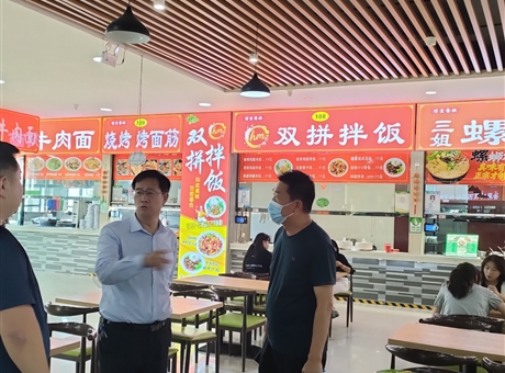 副校長(zhǎng)深入食堂檢查指導(dǎo)，護(hù)航新生就餐“第一餐”
