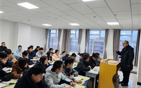 校長李海軍深入聯(lián)系班級(jí)、宿舍、課堂與學(xué)生談?chuàng)?dāng)、話成長